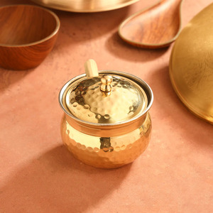 Pot à ghee en laiton fabriqué en Inde avec couvercle et cuillère, à prix direct usine abordable, idéal pour le ghee et autres produits à stocker dans la cuisine. - Product Image 5