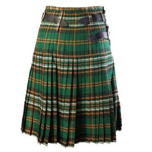 Estos son kils tradicionales verdes para hombre, hechos de lana acrílica, con correas ajustables de cuero con hebilla para el kilt. - Product Image 1