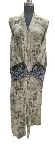 Magnifique burqa imprimé avec des boutons fantaisie et une broderie artisanale lourde sur des manches en tulle fantaisie, avec hijab noir imprimé Tik Tok. - Product Image 1