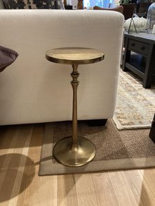 Elegante mesa auxiliar alta de metal con estructura delgada y base resistente para usar como soporte de lámpara en el dormitorio. - Product Image 2