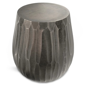 Table d'appoint moderne en forme de tambour, surface facetée, forme solide, design compact et peu encombrant, construction durable pour les intérieurs contemporains - Product Image 2