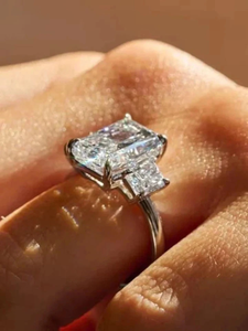 Bague de mariage vintage pour femme en or blanc 14 carats plaqué, avec trois diamants de laboratoire certifiés taille radiant de 5,00 carats, Tishya Diamond - Product Image 2
