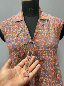 เสื้อกล้ามคอวีลายดอกไม้สไตล์ญี่ปุ่น พิมพ์ลายด้วยมือ ผ้าฝ้าย 100% สำหรับผู้หญิง ผลิตจากโรงงานที่เป็นมิตรกับสิ่งแวดล้อม - Product Image 5