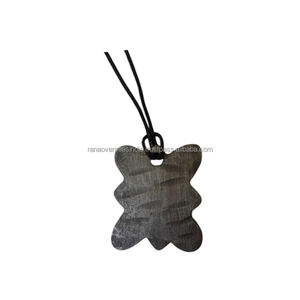 Collier pendentif en métal en gros de qualité supérieure Finitions uniques durables et parfait pour un usage quotidien Option cadeau unisexe - Product Image 2