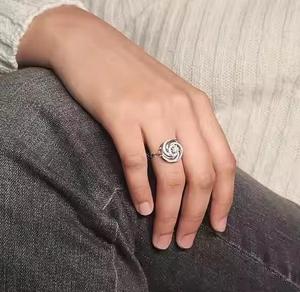 Anillo de Cóctel Espiral de Plata de Ley 925 con Circonita Cúbica de Diseño Halo y Corte Brillante de Lujo, Moderno, para Fiesta, Boda, Regalo - Product Image 3