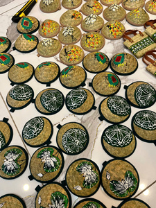 Porte-clés artisanal en feuille de palmier avec motif de fleur de lotus, écologique, style asiatique, cadeau d'affaires et de vacances - Product Image 6