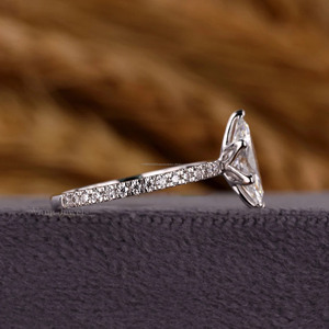 Anillo de compromiso de diamante cultivado en laboratorio con corte Marquesa certificado IGI con ajuste de pavé de seis puntas en oro blanco para regalo de aniversario - Product Image 5