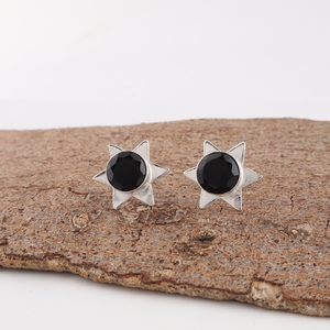 Boucles d'oreilles indiennes faites à la main, en forme d'étoile, avec pierres précieuses en onyx noir, dans un élégant bijou plaqué argent 925 pour femmes. - Product Image 3