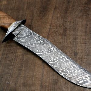 Couteau de chasse Bowie personnalisé en acier Damas fait main, fourreau en cuir et bois de rose, forgé, ultra-affûté, 58HRC, haute durabilité - Product Image 5