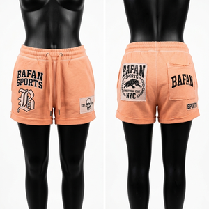 Shorts de felpa de algodón premium de 320 GSM para mujer, color melocotón, con logo bordado, estilo streetwear, ajuste suave. - Product Image 2