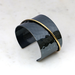 Brazalete de Latón Martillado Hecho a Mano - Brazalete Ancho Bicolor Negro Gunmetal y Dorado - Joyería Boho de Metales Mixtos para Regalo - Product Image 3