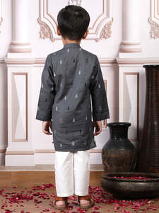 ชุดคุรตะสีเทาชาร์โคลสำหรับเด็กผู้ชาย ลายต้นไม้แบบมินิมอล ติดกระดุม ดีไซน์ทันสมัย สวมใส่สบาย เหมาะสำหรับงานเทศกาล - Product Image 2