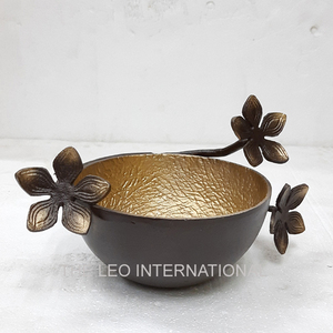 Ensemble de 3 bols décoratifs à texture martelée plaqués or avec poignée latérale, plateau en aluminium et bois - Product Image 2