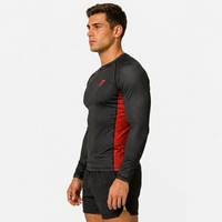 Rashguard polyvalent pour hommes, conçu pour les entraînements en salle de sport, la course à pied, le cyclisme et les sports actifs, avec des propriétés respirantes et flexibles.