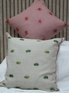 Housse de coussin brodée 100 % lin rose, motif floral, faite à la main, pour canapé, chambre, décoration intérieure – Fabricant - Product Image 5