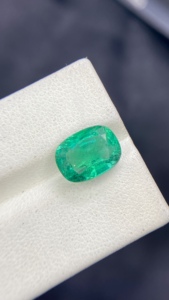 Émeraude naturelle certifiée du Zambie, taille coussin, avec une belle couleur et un lustrage remarquable, pierre précieuse non montée, 3,70 carats - Product Image 5