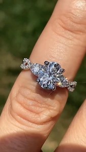 Magnifique bague en argent 925 avec cluster de diamants ovales de 2 carats et moissanite, idéale pour les fiançailles, pour les petites amies. - Product Image 1