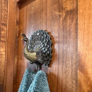 Gancho de pared de latón plateado estilo pavo real, elegante organizador adecuado para colgar llaves de entrada, cordones y artículos pequeños, de la India. - Product Image 2