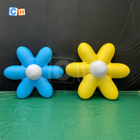 Ballon gonflable géant à fleurs en forme de pétale bleu pour la décoration.