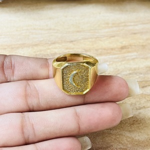 Bague Chevalière de Luxe au Design Céleste en Laiton pour Hommes, Plaqué Or 18 carats, Bijoux Lune, Bague Géométrique pour le Petit Doigt, Vente en Gros/OEM/ODM - Product Image 6