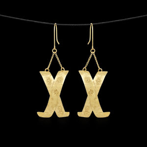 Boucles d'oreilles pendantes texturées en laiton en forme de X, faites à la main, finition dorée, revêtement anti-ternissement, pour un look audacieux en soirée - Product Image 1
