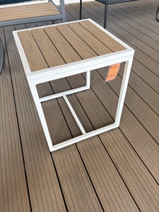 Table d'appoint d'extérieur carrée, table basse de patio, structure en métal, plateau en PS à lattes, mobilier de terrasse - Product Image 2