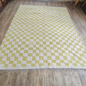 À la mode 2025 gros tapis en laine marocaine taille personnalisée conception de grille à carreaux jaune et blanc pour l'espace de salon extérieur - Product Image 1