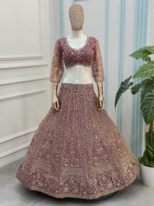 Ensemble Lehenga, Blouse et Dupatta, avec broderie de paillettes et de cordons, en tissu filet papillon, tenue de mariée, de fête ou de soirée, tenue ethnique indienne de créateur. - Product Image 4