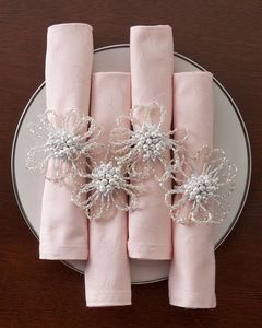 Anneaux de serviette de luxe brodés et perlés avec un design artisanal complexe pour mariages et événements - Product Image 5