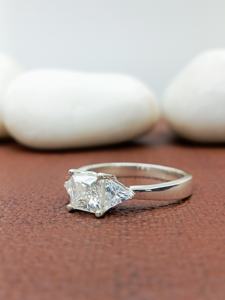 Anillo de Compromiso y Boda D'VINS JEWELS, Diseño de Princesa Triangular, Corte Brillante, Color D, Blanco, Plateado, Dorado, con Diamantes Cultivados en Laboratorio - Product Image 2