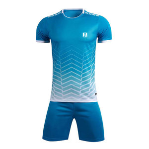Ensemble d'uniformes de football pour hommes, maillot et short à séchage rapide, conçus pour l'entraînement quotidien, les matchs amicaux et le jeu d'équipe - Product Image 1