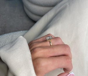 Bague de fiançailles solitaire en or jaune 14 carats avec diamant de laboratoire taille émeraude de 2 carats serti clos - Product Image 3