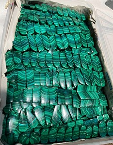 พลอยมาลาไคต์ธรรมชาติทรงคาโบชองคู่ เกรด AAA สีเขียวผสม ขนาด 15-40 มม. พลอยหลวมสำหรับทำต่างหู จี้ และเครื่องประดับ - Product Image 3