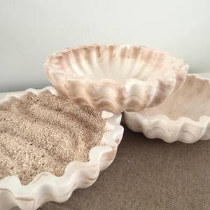 เน้นย้ำถึงลวดลายเส้นสายที่เป็นเอกลักษณ์และพื้นผิวที่อุดมไปด้วยคุณสมบัติแบบออร์แกนิก แต่ละชิ้นถูกประดิษฐ์ด้วยมือโดยช่างฝีมือที่มีทักษะ - Product Image 4