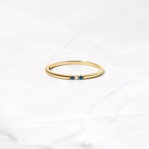 Anillo minimalista chapado en oro amarillo con tres piedras, zafiro y diamantes engastados en punta, unisex, para uso diario. - Product Image 1