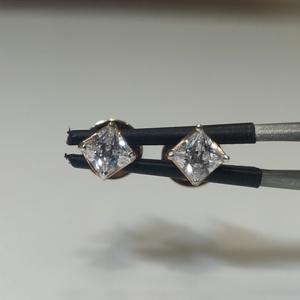 Pendientes de Diamantes Cultivados en Laboratorio con Corte Princesa, 0.50 ct, Oro Amarillo de 14K, Minimalistas y Elegantes, Regalo para Mujeres e Hijas - Product Image 1