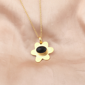 Collier pendentif minimaliste en onyx noir cabochon, motif fleur, finition métal brossé, chaîne en métal plaqué or 18 carats. - Product Image 2