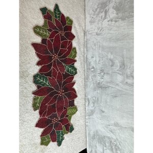 Chemin de table de Noël en paillettes brodées à la main, motif Poinsettia, rouge et vert, floral, pour les fêtes, 34 pouces - Product Image 2