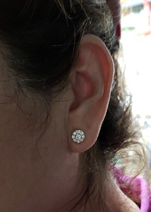 ต่างหูเพชรทรงกลม 0.60 กะรัต เพชรเลี้ยงในห้องปฏิบัติการ ประดับด้วยเพชรรอบๆ ตัวเรือนทอง 14K รับรองโดย IGI สำหรับผู้หญิง ของขวัญสำหรับงานปาร์ตี้ เครื่องประดับหรูหรา สง่างาม เหมาะสำหรับใส่ในชีวิตประจำวัน - Product Image 3