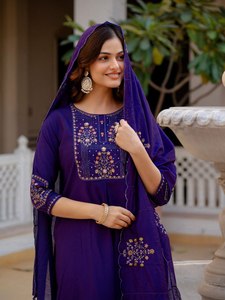 Conjunto de Kurti Bordado Premium para Mujer en Viscosa Mango Silk con Dupatta de Seda Maslin |   Fabricante de Ropa al por Mayor - Product Image 3