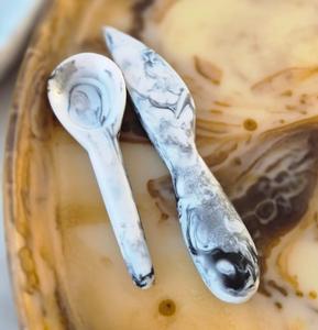 Ensemble de 2 cuillères à salade en résine faites à la main, compatibles lave-vaisselle, pour ustensiles de cuisine, par la collection Handmade. - Product Image 2