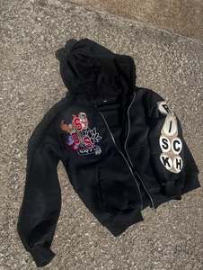 Sweat-shirt à capuche zippé gris foncé pour homme, nouvelle arrivée, avec logo brodé et patch sur la manche Riskh, style streetwear décontracté. - Product Image 3