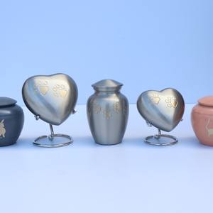 โกศทองเหลืองคุณภาพสูงสำหรับใส่เถ้ากระดูกสัตว์เลี้ยง รูปหัวใจสลักลาย โกศเผาศพสัตว์เลี้ยง รูปหัวใจทองเหลือง/ดีบุก ทำด้วยมือ โกศรูปอุ้งเท้าสัตว์เลี้ยง - Product Image 6