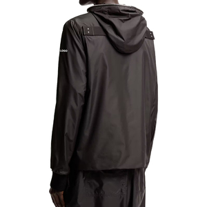เสื้อแจ็คเก็ตผู้ชายสีดำแบบมีฮู้ด ผ้า softshell ซิปหน้า กันน้ำ ทรงโอเวอร์ไซส์ ใส่ได้ทุกฤดู เหมาะสำหรับกิจกรรมกลางแจ้ง - Product Image 2