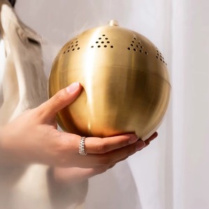 Brûleur d'encens sphérique élégant en métal avec couvercle perforé en forme de dôme, orné de petites boules décoratives et d'un bol en bois amovible. - Product Image 6