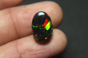 Ópalo negro etíope de 15*10*5.5mm, cabujón natural con múltiples destellos de fuego, ópalo de 3.90 quilates, corte ovalado, piedra preciosa para la fabricación de joyas. - Product Image 6