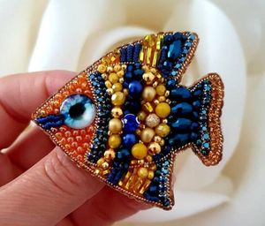 Broche de Lujo con Bordado Floral y Cuentas, Hecho a Mano, Regalo para Ocasiones Especiales, Broche Decorativo Bordado a Mano con Cuentas, Elegante - Product Image 1