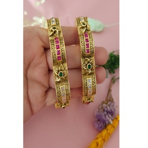 Magnifique bracelet en laiton plaqué or de qualité supérieure avec moissanite, pour femmes et jeunes filles, collection pour mariage. - Product Image 1
