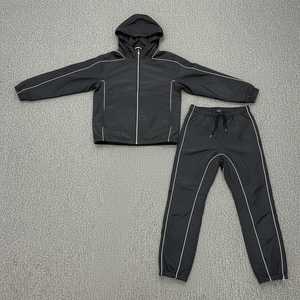 Ensemble de survêtement unisexe à capuche noir uni avec fermeture éclair intégrale et poches latérales – Coupe-vent sportif léger en polyester pour l'automne - Product Image 1
