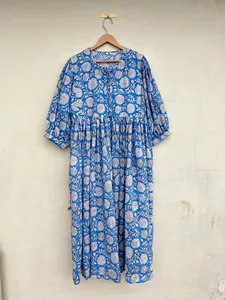 Robe midi décontractée d'été pour femme en coton ample à imprimé floral bleu, col noué, manches bouffantes trois quarts - Product Image 4